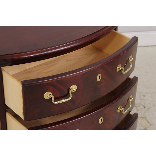 1980s Pair of Thomasville Mahogany Nightstands For Sale - Image 5 of 14