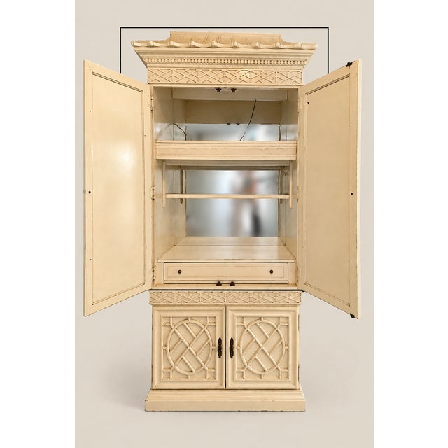 Chinoiserie Vintage Pagoda Chinese Chippendale Asian Chinoiserie Mirrored & Lighted Upper Kitchen Cabinet For Sale - Image 3 of 5