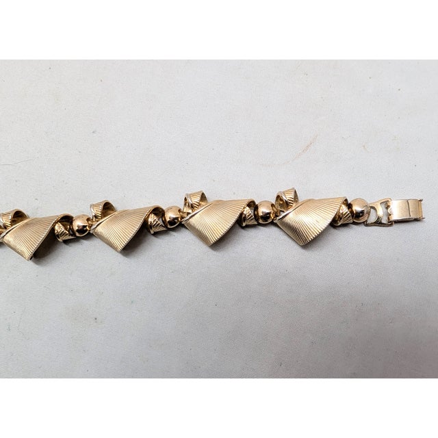 Vintage 1950s Signed Napier Goldtone Ribbon Link Bracelet For Sale In Philadelphia - Image 6 of 8