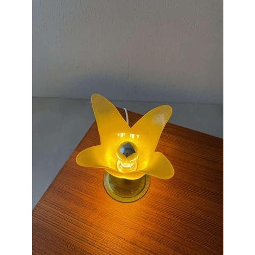 This table lamp, made entirely of glass in the 1980s, boasts a clean and functional design with a clear focus on form and...