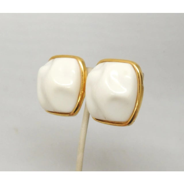 Modern Vintage 1980s Signed Alexis Kirk Modernist White Resin Clip Earrings- 2 Pieces For Sale - Image 3 of 7