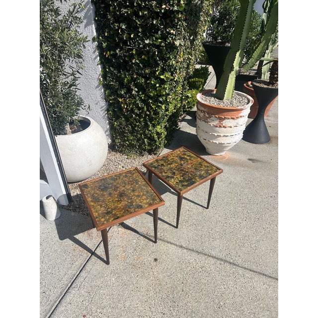 Mid 20th Century Pair of Vintage Resin Mottled Pebble Top Nesting Side Tables, Set of 2 For Sale - Image 5 of 14