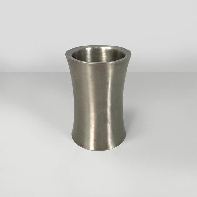 Italian post-modern silver colored round vase in stainless steel, 2000s Silver colored stainless steel vase with a round...