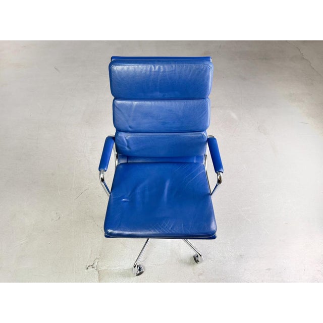 Metal EA 219 Office Chair in Soft Pad Blue Leather by Charles & Ray Eames for Vitra For Sale - Image 7 of 10