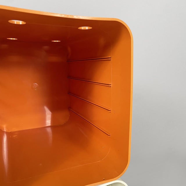 Space Age Italian Red, Orange, and White Plastic Magazine Rack from Aramis, 1970s, Set of 8 For Sale - Image 15 of 18