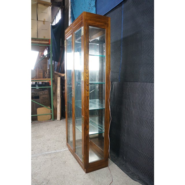 Mid Century Henredon Scene One Oak Campaign Curio Display Cabinet Vitrine 1979 For Sale - Image 9 of 18