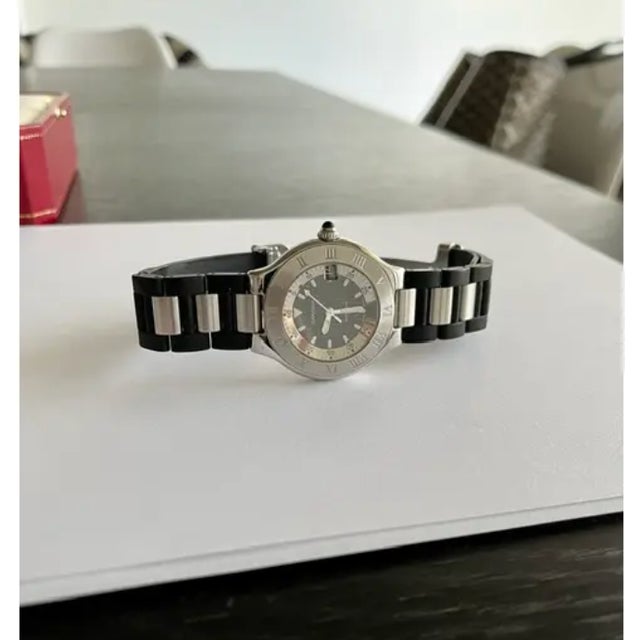 Modern Vintage Collector-Grade Cartier 21 Must De Cartier Autoscaph Stainless Steel Watch W. Sapphire Cabochon, Unisex, Full Set/Orig. Box/Paper For Sale - Image 3 of 7