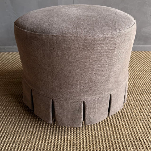 French Bailey Ecorce Slip Covered Ottoman in Linen With Pleated Skirt For Sale - Image 3 of 6