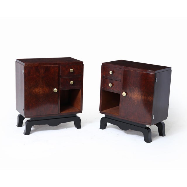 French Art Deco Bedside Cabinets in Figured Walnut, 1930s, Set of 2, in Very Good conditions. Designed 1920 to 1949