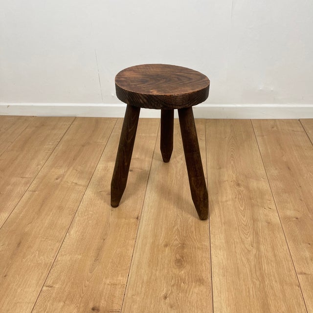 Small Brutalist tripod stool in solid wood Small Brutalist tripod stool in solid wood Dimensions: Seat diameter: 24 cm...
