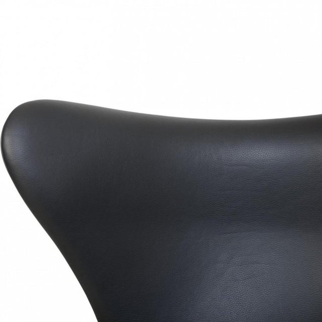 Egg Chair in Black Aura Leather by Arne Jacobsen, 2016 For Sale - Image 3 of 18