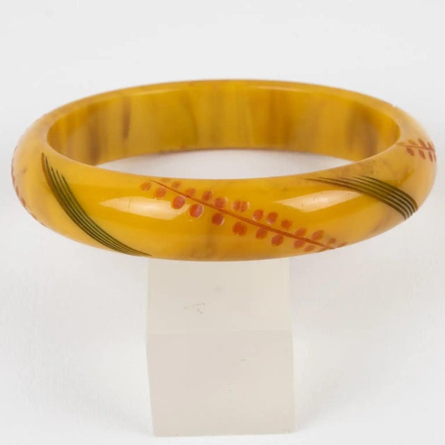 1940s Bakelite Bracelet Bangle Banana Brown with Carving For Sale - Image 5 of 7