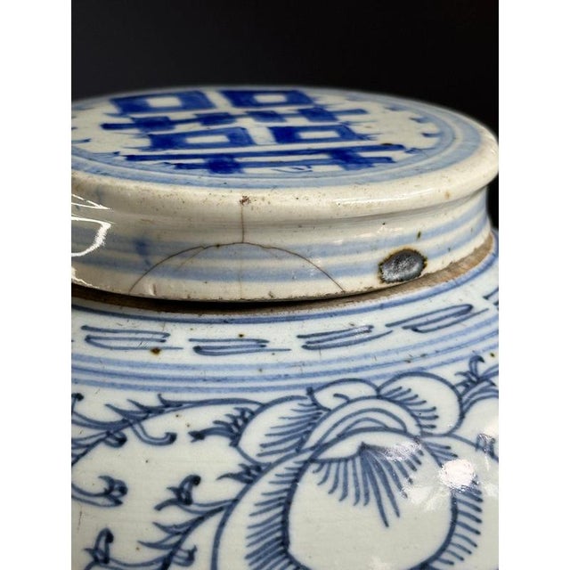 Blue Chinese Blue and White Lidded Ginger Jar with Double Happiness Symbol and Foliate Decoration, 1870s For Sale - Image 8 of 10