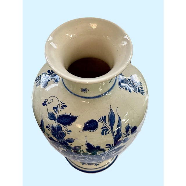 Mid Century Delft Blue and White Vase For Sale In New York - Image 6 of 9