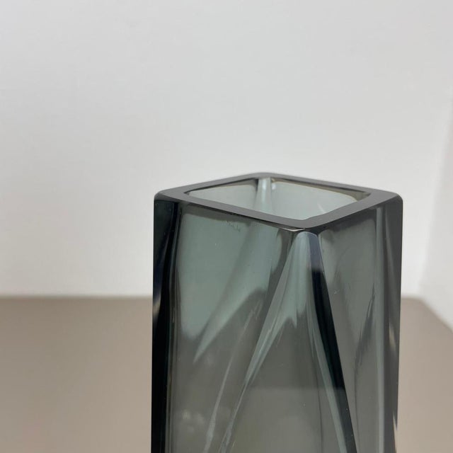 Faceted Murano Glass Sommerso Vase from Mandruzzato, Italy 1970s For Sale - Image 11 of 18