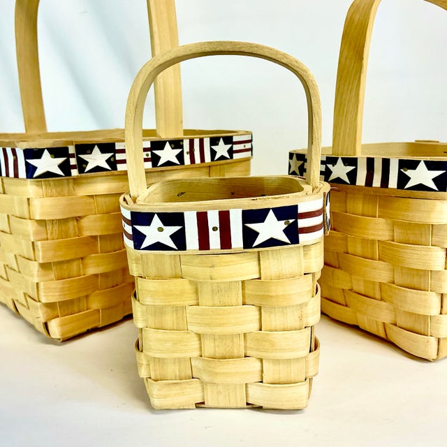 Wood 1980s Vintage Boho Chic Americana Arts & Crafts Maple Slat Holiday Accent Baskets - Set of 3 - 4th of July For Sale - Image 7 of 11