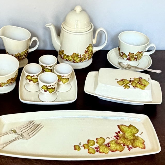 Rustic Art Deco Grapevine Breakfast & Serving Service from Carlton Ware, England, 1930s, Set of 17 For Sale - Image 3 of 18