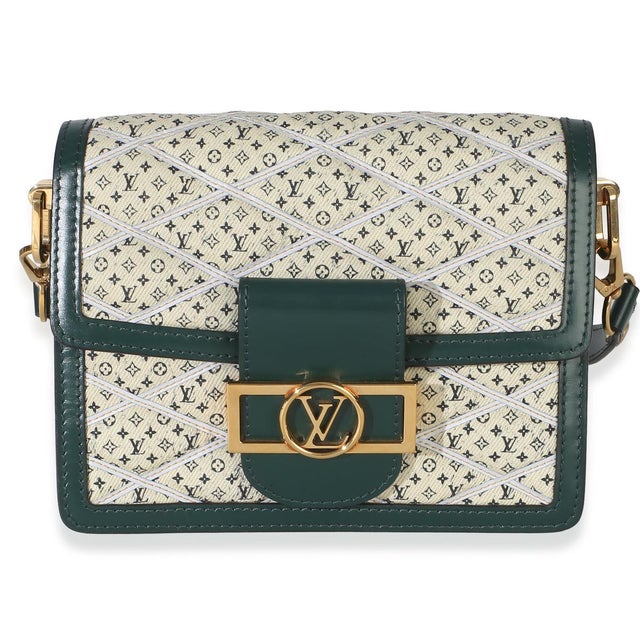 Item #: 154878 Interior Material: Microfiber Dimensions: 7.75 x 5.75 x 3.5 in Features Interior: Dual gussets. Single card...
