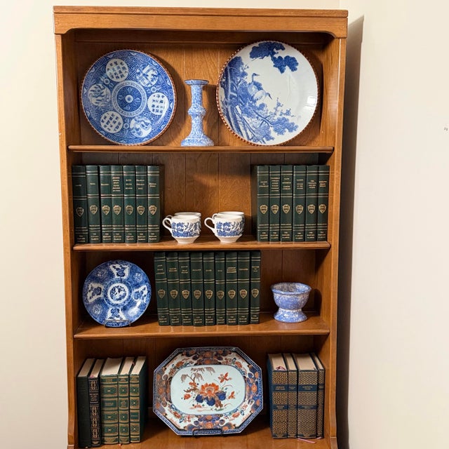 Pair of Antique Japanese Meiji Period Blue & White Porcelain Chargers — Crane & Calligraphy, Scalloped Rim, c.1880–1910 For Sale - Image 4 of 12