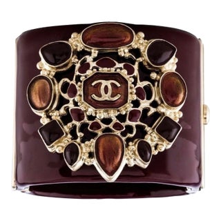 2012 Chanel Cuff Métiers d'Art Paris Gripoix Bombay Bracelet Goossens Enamel Opens Runway Camellia Double C CC For Sale