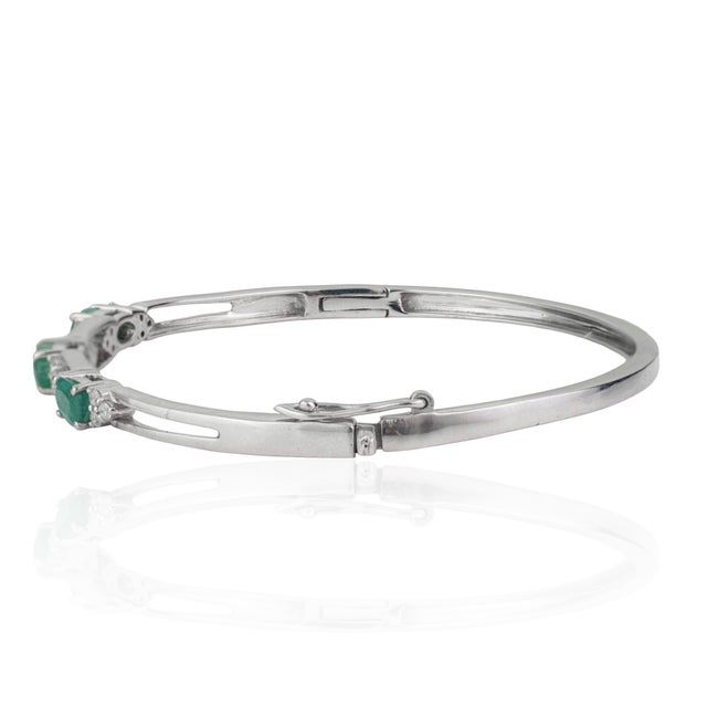 Metal Art Deco Style 1.67 Ct Oval Natural Emerald & Diamond Hinged Bangle Bracelet - New Year Gift For Sale - Image 7 of 12