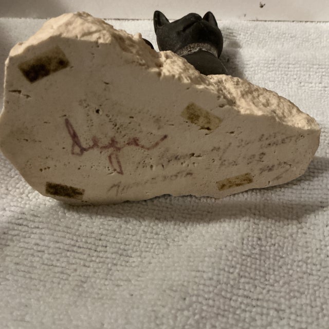 Ebony Vintage Studio Art Pottery Cat Kitten Signed Maigon Daga Sculpture Granite Base For Sale - Image 8 of 10