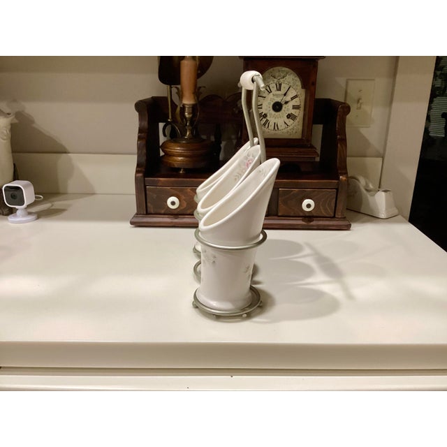 The Pfaltzgraff TEA ROSE Flatware Caddy is a rare and unique utensil holder designed with a stand, making it a practical...