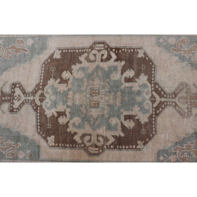 Textile Mid Century Turkish Oushak Rug in Wool With Sub-Geometric Etched Medallion Design For Sale - Image 7 of 13