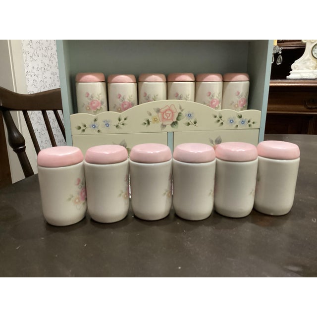 1990s Pfaltzgraff Tea Rose Wall Spice Rack With 12 Canisters with Shelf New Rare Complete Set For Sale - Image 12 of 18