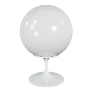 1960s Mid Century Modern Table Lamp Stemlite by Bill Curry for Design Line With Opaque White Glass Ball Shade For Sale