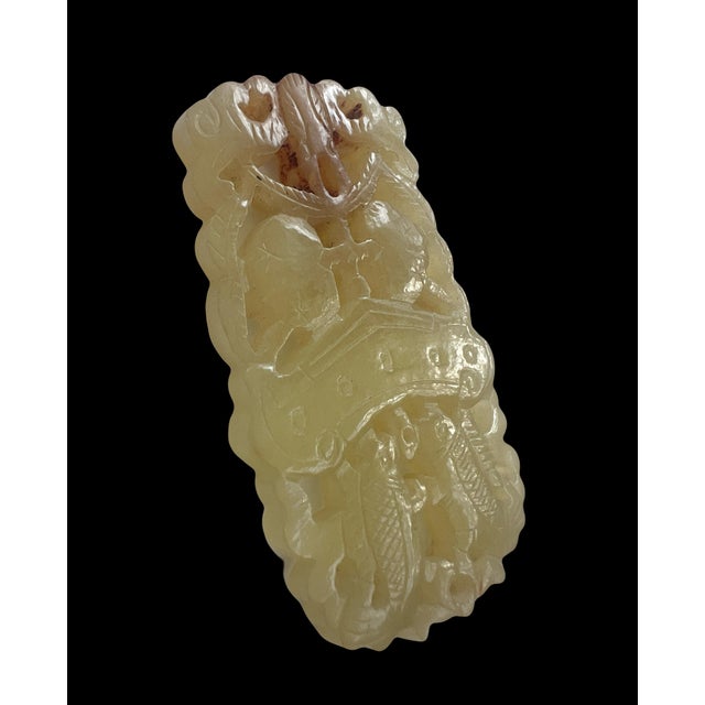 Chinoiserie Vintage Openwork Carved Chinese Jade Plaque With Carp & Peaches (Pendant) For Sale - Image 3 of 6