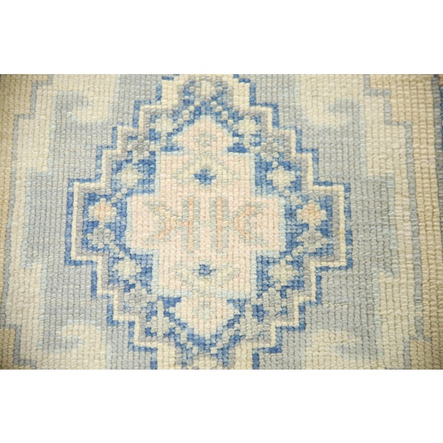 This modern Turkish Oushak rug is a stunning piece of art that has been handwoven using traditional techniques by skilled...