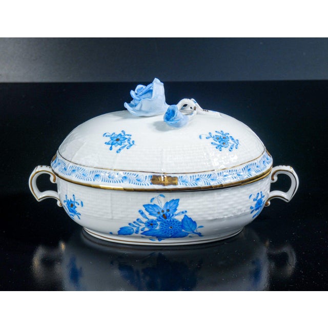 Gravy boat with lid and tray in herend apponyi blue porcelain, mod. 370/ab with roses and gilding. Hungary, 1970s origin...