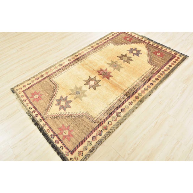 Farmhouse Qashqai Rug 4'3'' X 7' Ivory Wool Vintage Tribal Hand-Knotted Oriental Carpet For Sale - Image 3 of 13