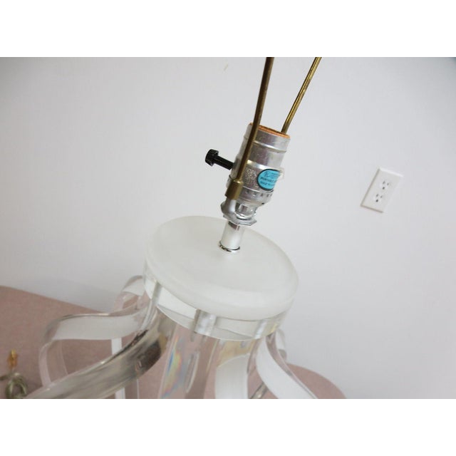 1970s Mid-Century Lucite Ribbed Table Lamp For Sale - Image 5 of 7