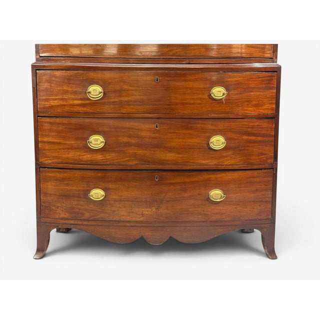 Georgian, Bow-Front Chest on Chest, Mahogany, Brass, England, 19th C. For Sale In New York - Image 6 of 15