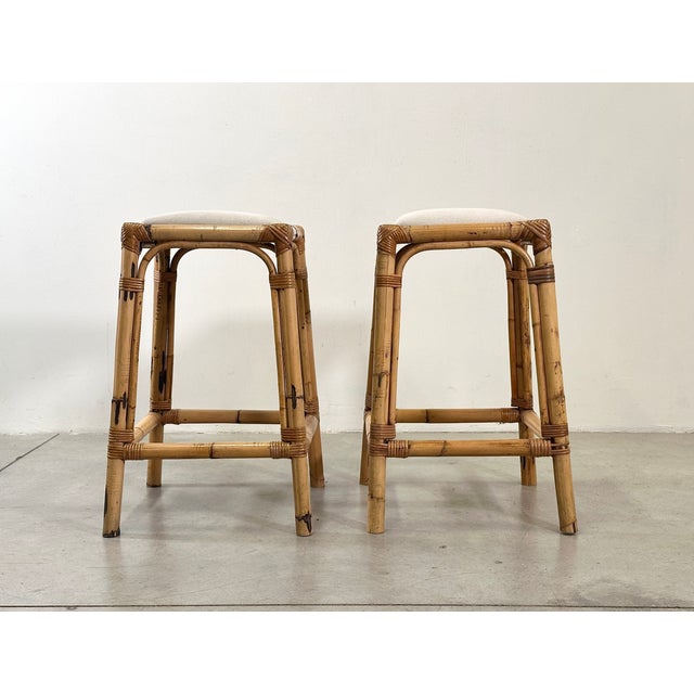 Pair of 1970s bamboo bar stools, the seat measures 35x35 cm.