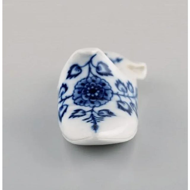 Meissen, Germany. Antique miniature slipper in hand painted porcelain, 19th century. Measures: 9.5 x 3.5 cm. In very good...