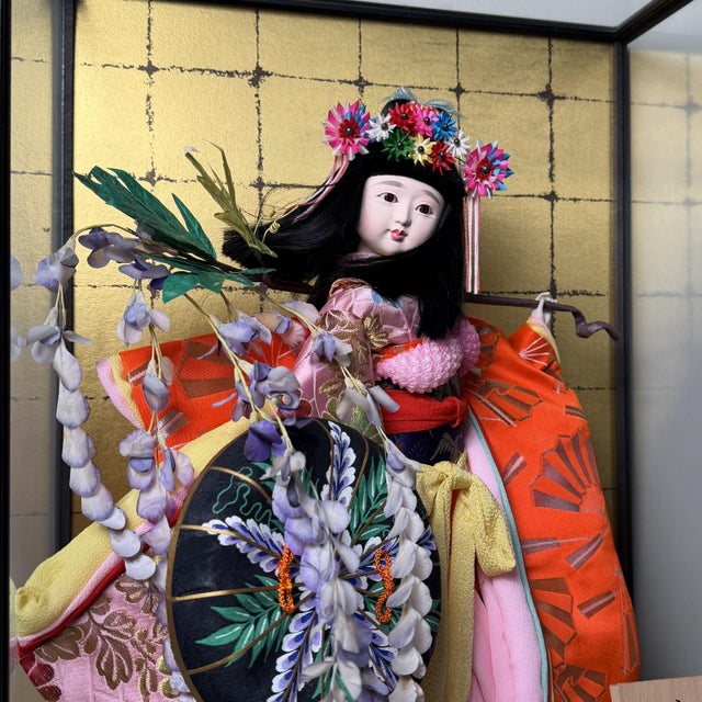 Japanese Buyō Doll in Glass Display Case, 1961, Set of 2 For Sale - Image 4 of 14