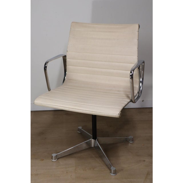 Cream EA 108 Leather Armchair by Charles and Ray Eames for Herman Miller, 1960 For Sale - Image 8 of 18