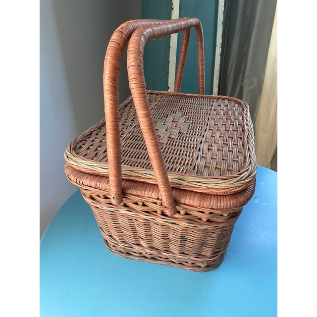 Premium Antique: 1920s Woven Wicker Picnic Trunk – Adirondack Great Camp / Heywood-Wakefield Style For Sale In Boston - Image 6 of 11