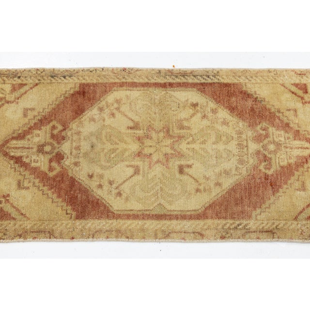 Antique Turkish Oushak Hand-Knot Wool Rug With Central Medallion, Small Accent Mat – 1' X 3' For Sale In New York - Image 6 of 8
