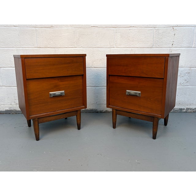 This pair of mid-century modern nightstands from the Mainline collection by Hooker Furniture offers a sophisticated blend...