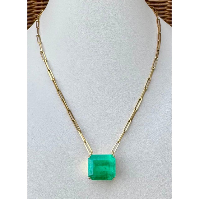 Emerald Vintage GIA Certified 20 Ct Emerald cut Colombian Emerald Necklace 18 Kt Y Gold For Sale - Image 8 of 18