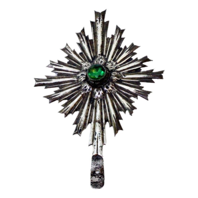 Silver Splendor Embossed with Fake Green Stone For Sale