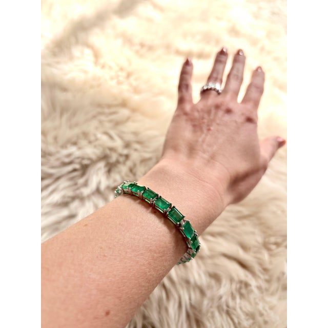 2020s 24 Carat Natural Emerald Tennis Bracelet, 14 Karat White Gold, 21.6gm, 7 Inch For Sale - Image 5 of 8
