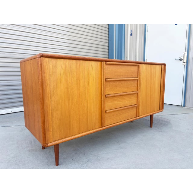 1960s Mid Century Walnut Credenza by Bakers Bro For Sale In Los Angeles - Image 6 of 12