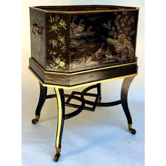 Chinoiserie Regency Period Chinese Export Black Lacquer Jardinière With Mother-of-Pearl Inlay on Stand, Circa 1810 For Sale - Image 3 of 17