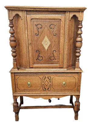 Early 20th Century William and Mary Style Carved and Stain Oak Cupboard