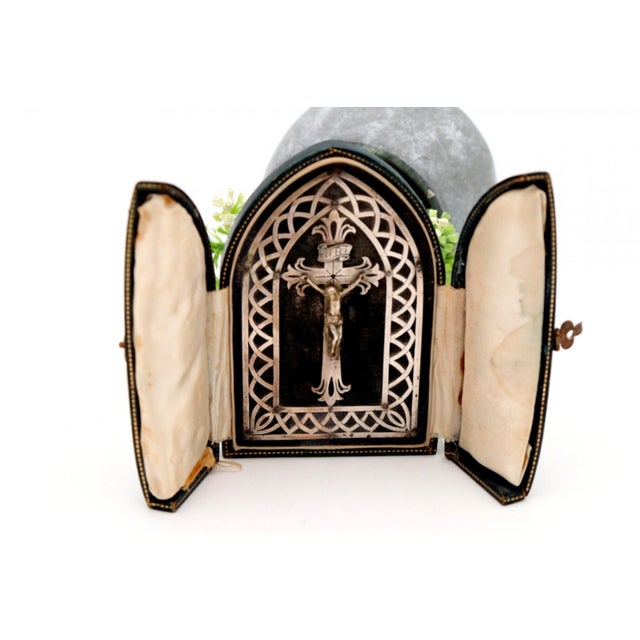 Silver Oratory with Reliefs, Cutouts and Applications of Jesus Christ Crucified For Sale - Image 6 of 6